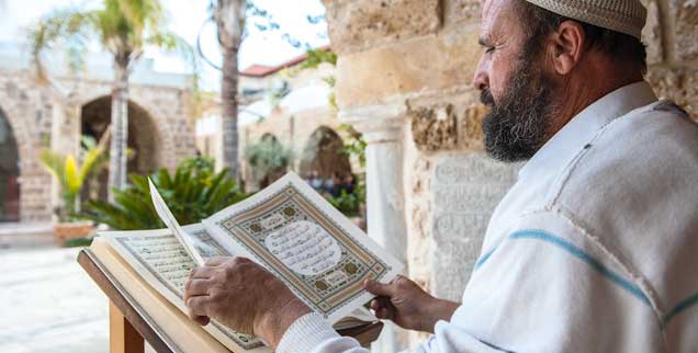 Welche Rolle spielt Schönheit in der Religion? Ein Imam in Jaffa hält eine aufwendig gestaltete Koran-Ausgabe in der Hand (Foto. pa/Norz)