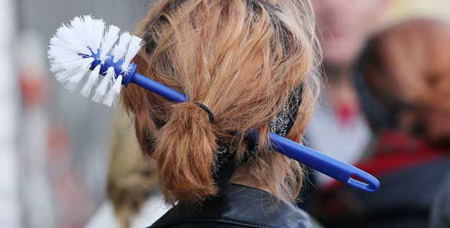 Eine Demonstrantin in St. Pauli: Jugendliche wachsen heute in einer mehr und mehr auseinanderdriftenden Gesellschaft auf, sagt die Jugendforscherin Melanie Groß. Es sei Aufgabe der Politik, darauf gestaltend zu reagieren und nicht mit Repression  (Foto: pa/Christians)