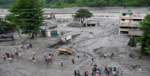 Schlamm aus einem Schuttstrom bedeckt Dhunge im Distrikt Nuwakot in Zentralnepal (Foto: pa/Jiji Press)
