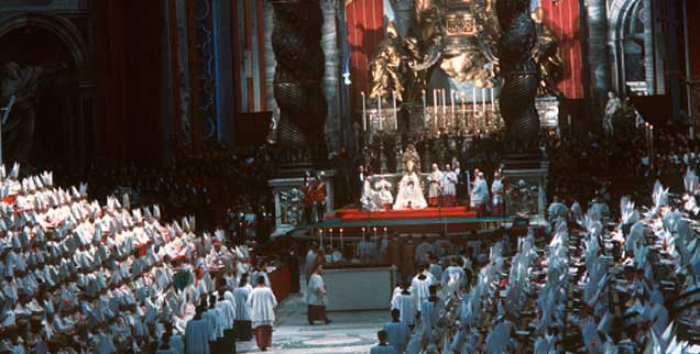 Eröffnungsgottesdienst des Zweiten Vatikanischen Konzils im Petersdom. Im Hintergrund auf dem Thron mit dem Baldachin von Bernini: Papst Johannes XXIII. Aufgenommen wurde die Szene am 11. Oktober 1962. (Foto: pa/Rauchwetter)