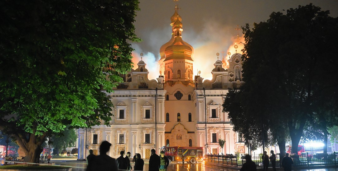 Großbrand in der Nacht: Russland hat Drohnen ins Höhlenkloster von Kiew gejagt. (Foto: PA / AP Photo/Danylo Antoniuk)