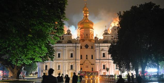 Großbrand in der Nacht: Russland hat Drohnen ins Höhlenkloster von Kiew gejagt. (Foto: PA / AP Photo/Danylo Antoniuk)