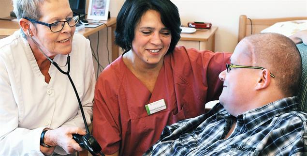 Zuwendung und Linderung statt Sterbehilfe: In einem Hospiz sprechen eine Palliativmedizinerin und eine Palliativ-Krankenschwester mit einem Patienten (Foto: pa/Grubitzsch)