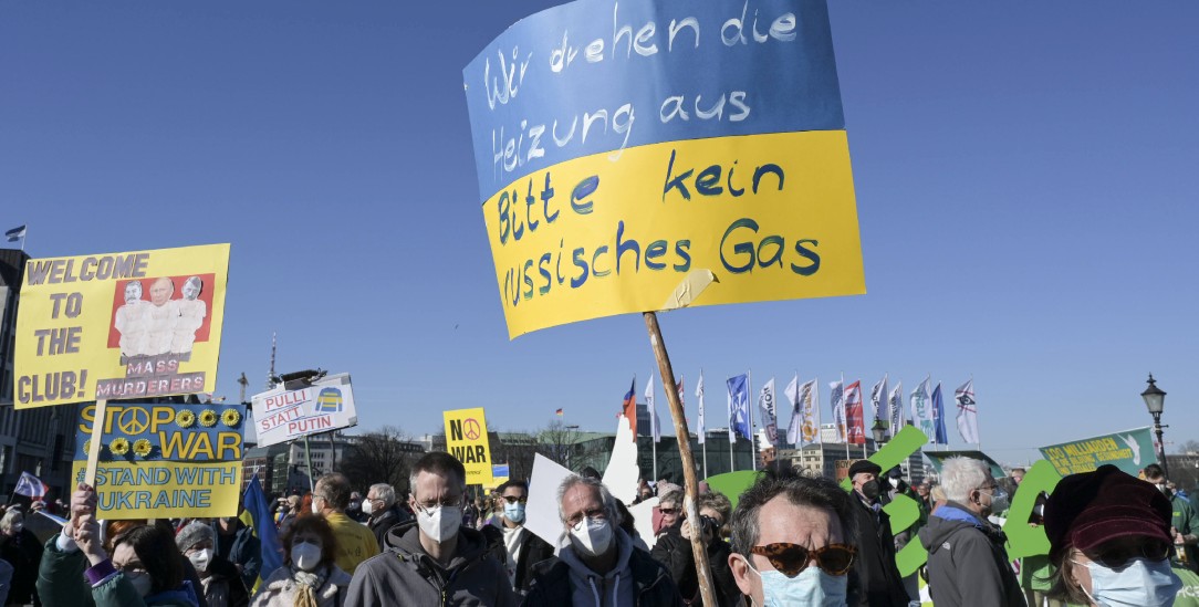 Protest gegen Energie aus Russland: Naiv oder legitime Forderung? (Foto: Imago / Joerg Boethling)