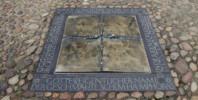 Es geschah »unter einem Kreuzeszeichen«: Mahnung gegen Antisemitismus unter der »Judensau« an der Wittenberger Stadtkirche (Foto: epd/Neetz)
