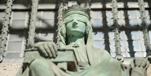 Augen zu? Figur der Justitia am Landgericht Berlin II. (Foto: picture alliance/Joko)