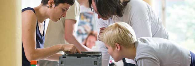 Reparieren statt wegwerfen: Im Repair Café bringen junge Leute ihren CD-Player wieder in Gang. Ein Beispiel für nachhaltiges Wirtschaften (Foto: pa/Koark)