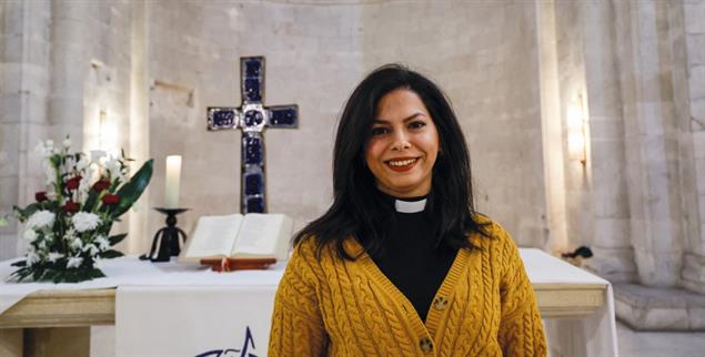 Sally Azar, lutherische Pastorin in Jerusalem, verteidigt die Liturgie von Palästinenserinnen für den Weltgebetstag 2024 (Foto: PA/Reuters/Ammar Awad)