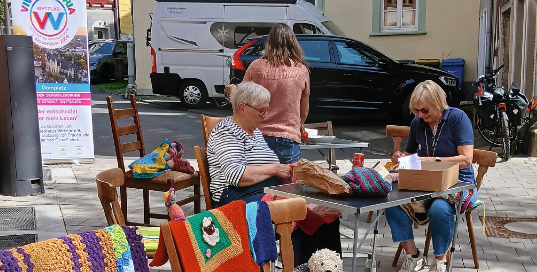 Masche für Masche gegen Gewalt: Der Erlös der Patchworkdecken kommt dem Wetzlarer Frauenhaus zugute. (Foto: Monika Frosch)