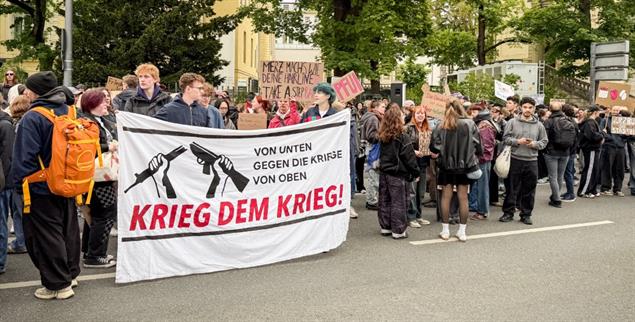Gegen eine Welt voller Waffen: Junge Menschen protestieren beim Katholikentag (Foto: KNA-Bild/Benedikt Heider)