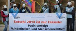 Mitglieder der Gesellschaft für bedrohte Völker protestieren am 04.12.2013 in Kassel am Rande des sog. "Petersburger Dialogs" zwischen Russen und Deutschen gegen die russische Politik. Menschenrechtsverletzungen sind in Russland an der Tagesordnung. Würde ein Boykott der Olympischen Winterspiele in dem Land die Lage bedrohter Menschen verbessern? Das ist Thema unserer Online-Umfrage. (Foto: pa/Zucchi)
 