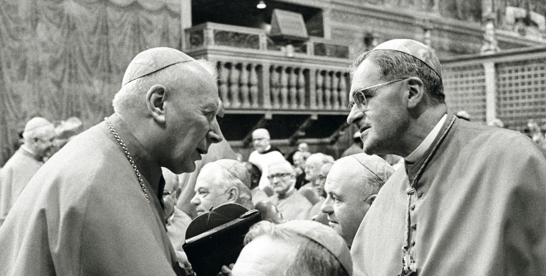 Brüderlicher Handschlag: Die Kardinäle Stefan Wyszynski und Julius Döpfner, 1971 in der Sixtinischen Kapelle. (Foto: KNA-Bild / Hans Knapp)