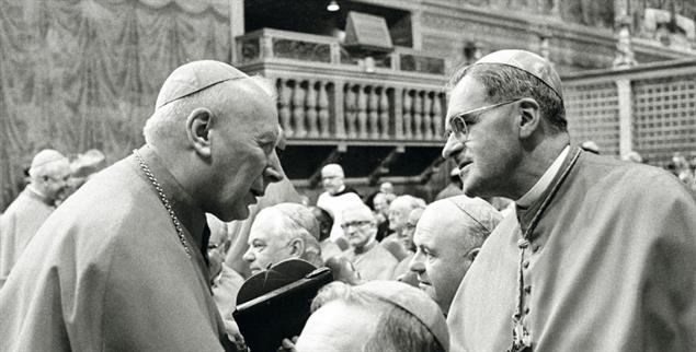 Brüderlicher Handschlag: Die Kardinäle Stefan Wyszynski und Julius Döpfner, 1971 in der Sixtinischen Kapelle. (Foto: KNA-Bild / Hans Knapp)