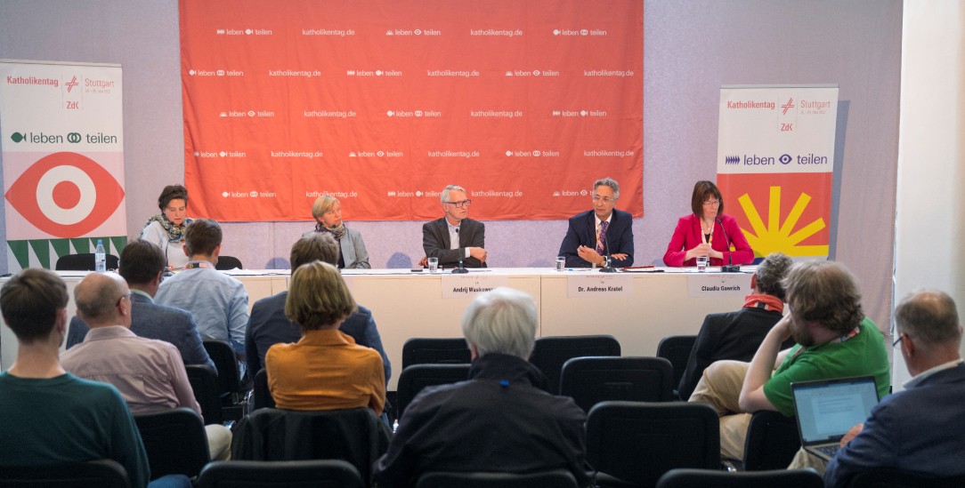 Pressekonferenz zur Ukraine, mit der Theologin Regina Elsner (Zweite von Links) und Andrij Waskowycz, dem ehemaligen Caritas-Direktor der Ukraine (Mitte) (Foto: Marius Jacoby).
