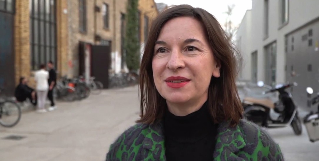 Sonja Beeck ist Architektin und Szenografin, Geschäftsführerin des Büros »chezweitz«, das unter anderem das Jüdische Museum in Berlin eingerichtet hat.(Foto: youtube/@senstadtberlin)