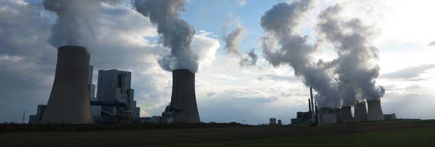 Braunkohlekraftwerke wie das in Neurath verhageln Deutschlands Klimabilanz: Ein breites Bündnis von Umweltorganisationen und Kirchen fordert jetzt von der Bundesregierung, bis 2035 alle Kohlekraftwerke abzuschalten und noch vor der nächsten Bundestagswahl den Kohleausstieg gesetzlich festzuschreiben (Foto: pa)