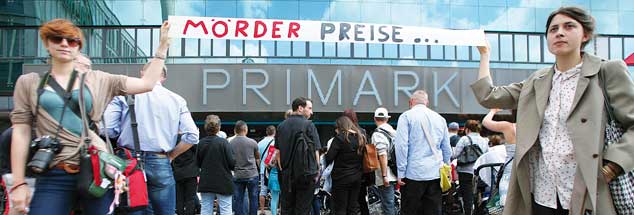 Ungeregelter Welthandel: Eine chinesische Fabrik produziert Billigwaren, die unter anderem bei Primark angeboten werden. ?Deshalb protestieren Jugendliche gegen die Eröffnung einer neuen Filiale des irischen Unternehmens am Alexanderplatz in Berlin (Foto: pa/Lejeune)