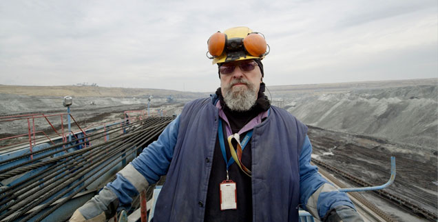 Arbeiter in einer Braunkohlegrube in Ungarn: Der Film »Erde« zeigt Baustellen wie offene Wunden. (Foto: NGF/Geyrhalter)