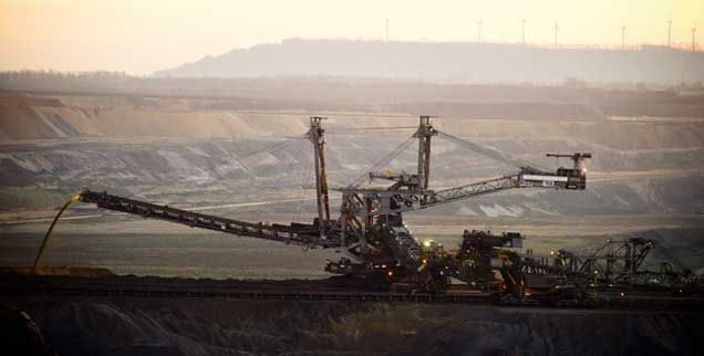 Ein Schaufelradbagger fördert am 17.12.2013 im Braunkohletagebau bei Garzweiler Kohle. Die beiden Klagen gegen den nordrhein-westfälischen Braunkohletagebau vor dem Bundesverfassungsgericht scheiterten genau an diesem Tag. (Foto: pa/Strobel)
