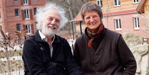 Puzzleteile zweier Leben fügen sich zusammen: Gerard Minnaard und Klara Butting vor ihrer Mühle. (Foto: Desmarowitz)