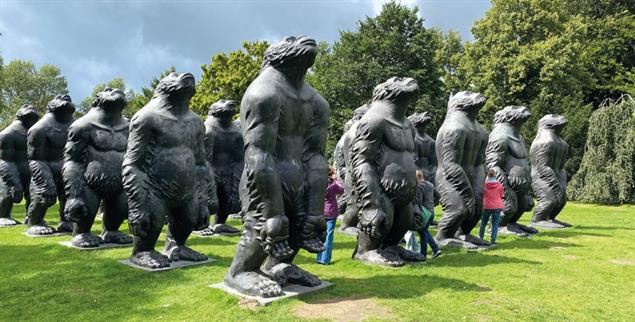 Klein unter Giganten: Die Skulpturengruppe des Künstlers Liu Ruowangs, »Original Sin«, 2011-2013, ist auf der diesjährigen NordArt zu sehen - noch bis zum 8. Oktober (Foto: Lutze)