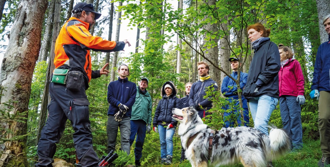 Erklärt den Freiwilligen, was zu tun ist: Förster Hendrik von Riewel, begleitet von seinem Hund (Foto: Markus Wanzeck)