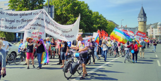 Bunt und vielfältig war der Frankfurter Ostermarsch, auf dem Transparent steht: »Wir haben gelernt, wie Fische zu schwimmen und wie Vögel zu fliegen, aber wir haben nicht gelernt, wie Brüder und Schwestern miteinander zu leben« (Foto: Markus Dobstadt)