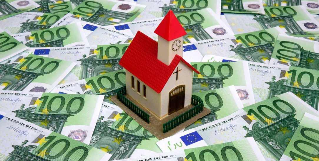 Auf sicherem Grund? Kirche steht auf ausreichend Geld (Foto: PA/ZB/Sascha Steinach).