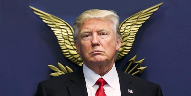 Der geflügelte Donald: Schnappschuss im Pentagon, vor dem Siegel der USA. (Foto: Reuters/Carlos Barria)