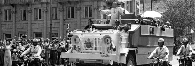 Wie ein Messias verehrt: Papst Johannes Paul II. bei seinem ersten Polen-Besuch nach seiner Wahl. Seine Auftritte beförderten die Opposition im Land. (Foto: epd/akg)
