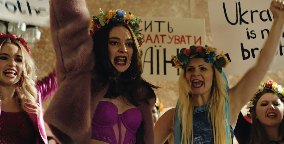 Protest gegen Sextourismus und Korruption: Oxana Schatschko gründete die feministische Graswurzelbewegung FEMEN. (Foto: ©2024 Rectangle Productions 247 – Films Hero Squared – France 3 cinema via filmstarts.de)