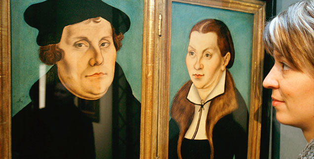 Mensch Martin: Ein weiblicher Blick auf Martin Luther - hier neben seiner Frau Katharina von Bora in der Ausstellung "Cranach im Exil", die 2007 in Aschaffenburg gezeigt wurde (Foto: pa/dpa/Daniel Karmann)