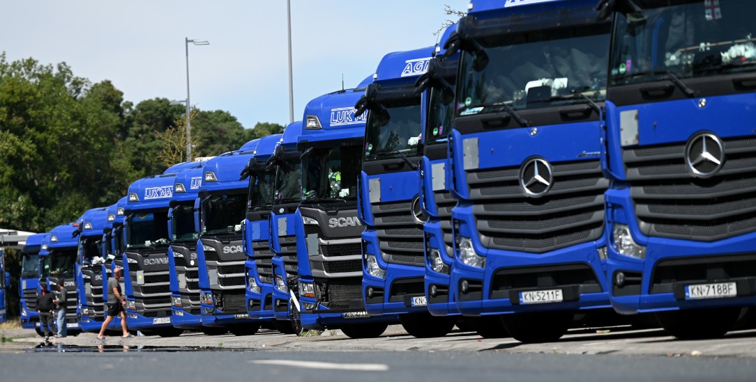 Mut der Verzweiflung: Lkw-Streik auf der Raststätte Gräfenhausen an der A 5 (Foto: pa/Arne Dedert)