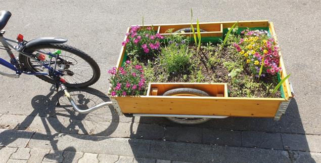 Mit seinem bepflanzten Fahrradanhänger provoziert Christoph Kleeberg  (Foto: twitter #beetmobil)