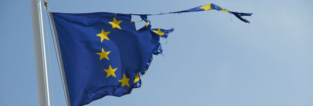 Noch ist nur diese Flagge zerrissen, die Staatengemeinschaft aber wankt: Wie lange wird Europa noch einig sein? (Foto: iStock by Getty/mikie11)