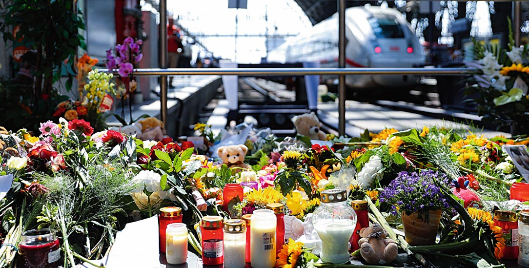 Tödliche Gleis-Attacke: Am Frankfurter Hauptbahnhof haben Menschen im Gedenken an einen getöteten achtjährigen Jungen Blumen niedergelegt. (Foto: pa/HMB Media/Oliver Mueller)