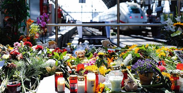 Tödliche Gleis-Attacke: Am Frankfurter Hauptbahnhof haben Menschen im Gedenken an einen getöteten achtjährigen Jungen Blumen niedergelegt. (Foto: pa/HMB Media/Oliver Mueller)