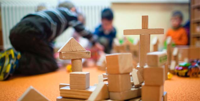 Die Kirche kündigt der Leiterin eines Kindergartens, weil sie ihren Ehemann verlassen hat und mit einem neuen Partner zusammenlebt, doch erstmals reagiert eine Kommune auf das Vorgehen des katholischen Klerus  (Foto: pa/dpa/Büttner)