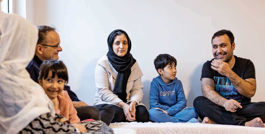 Reden ist schwer, gemeinsam lachen hilft. Pfarrer Gregor Kreile besucht die afghanische Familie Zeer (Foto: Jana Kay)