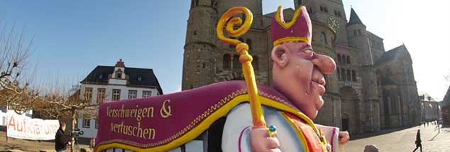 Einen Karnevalswagen mit der Aufschrift "Verschweigen & Vertuschen" liehen Düsseldorfer Karnevalisten einem Aktionsbündnis aus, das während der Bischofskonferenz in Trier  für die lückenlose Aufklärung des Missbrauchsskandals in der katholische Kirche demonstrierte. Ob die Bischöfe das lustig fanden? (Foto: pa/Frey)
