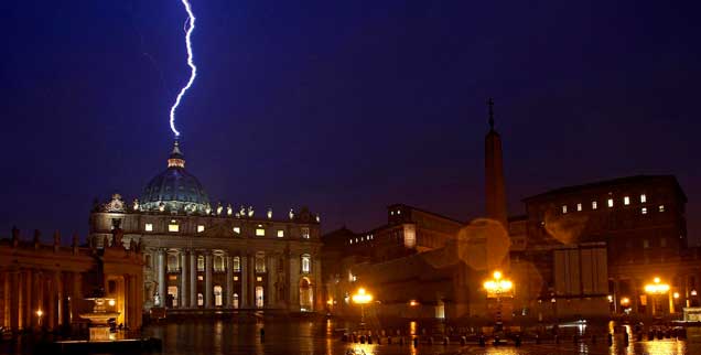 Ein Blitz trifft den Petersdom am 11.02.2013: Genau an dem Tag, an dem Papst Benedikt XVI. seinen Rücktritt ankündigte. Hatte sich nicht nur der Papst zu einem spektakulären Schritt entschieden, sondern auch Gott? (Foto: pa/Di Meo)