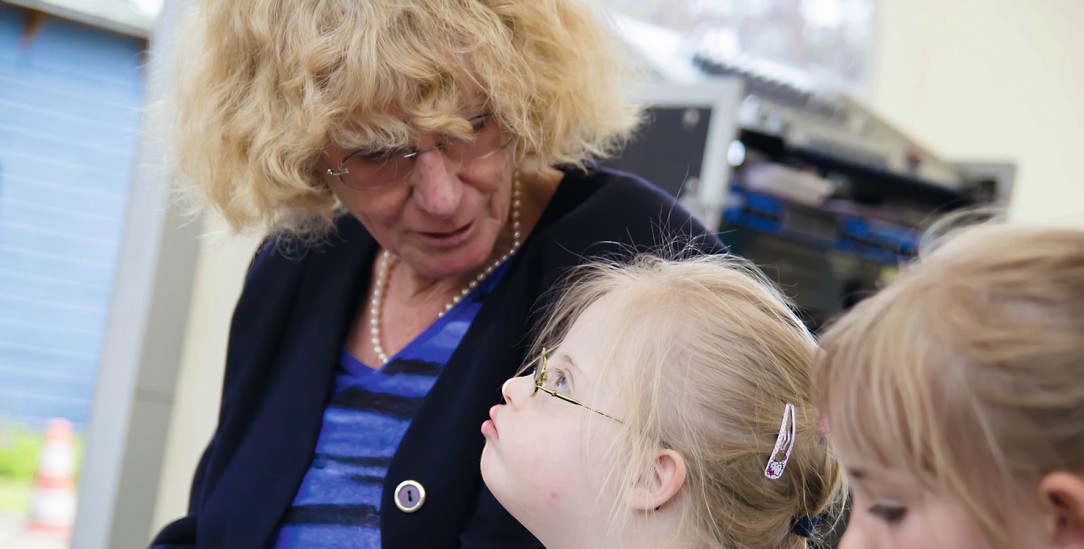 Sich verständigen: Die Professorin Etta Wilken hat die gebärdenunterstützte Kommunikation entwickelt für Kinder mit Downsyndrom. (Foto: Anja Biermann)