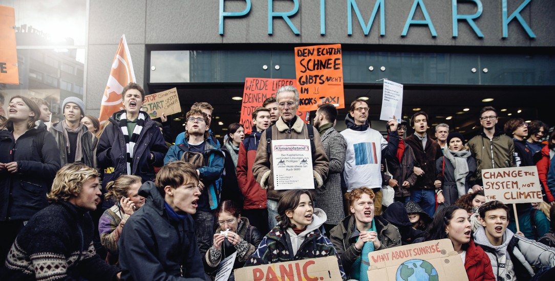 Primark-Blockade auf der Frankfurter Zeil: Die Bewegung Fridays for Future ist gut vernetzt – auch mit der Generation 60 Plus (Foto: Boeckheler)