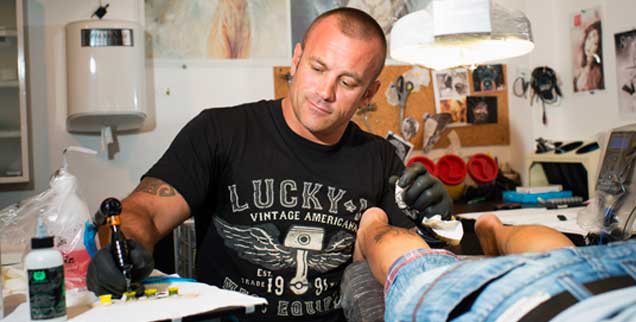 Ivica Andrijic: Der Kriegsveteran hat sich am Hafen von Dubrovnik mit einem Tattoo-Studio ein neues Leben aufgebaut. Doch die Vergangenheit begleitet ihn, er kämpft gegen ihre Schatten (Foto: Marinovic)