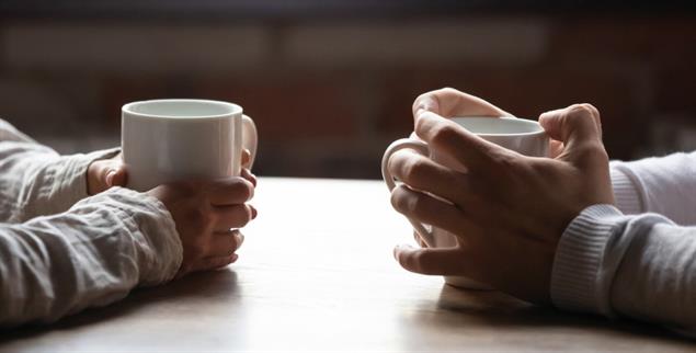 Zuhören und Unterstützung anbieten: Es geht darum, eine Beziehung zu den Obdachlosen aufzubauen, damit diese Hilfe überhaupt annehmen können. (Foto: Getty Images / iStockphoto / fizkes)