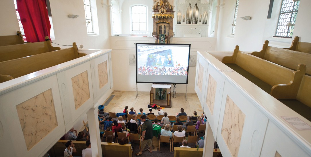 Demnächst mit Schweigeminute? Public Viewing in der St.-Vitus-Kirche in Geislingen-Türkheim (Foto: PA/DPA/Deniz Calagan)