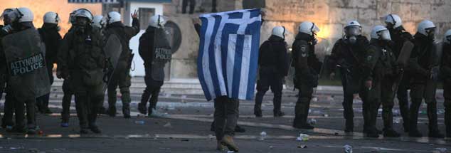 Polizeieinsatz gegen Demonstranten vor dem griechischen Parlament in Athen: Im Februar 2012 steht das Land vor dem Abgrund. Tausende treibt Wut auf Europas Krisenmanagement auf die Straße; viele - gerade junge, akademisch gebildete - Menschen verlassen aus purer Not das Land. (Foto: pa/Pantzartzi)
  