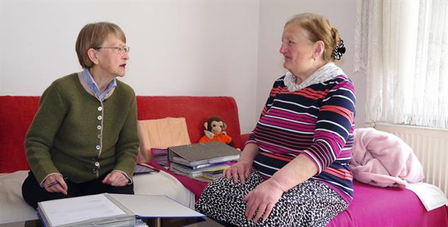 Bringt Ordnung in die Post: Elisabeth Träder (links) ist Postpatin und hilft bei Behördenangelegenheiten. (Foto: Rudolf Stumberger)