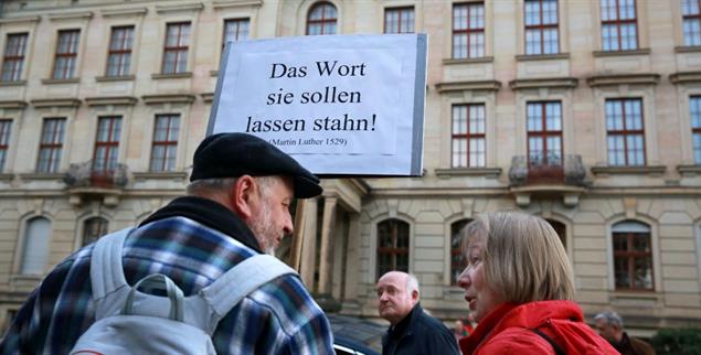 »Das Wort sie sollen lassen stahn!«: Mahnwache für Carsten Rentzing Ende Oktober vor dem Kirchenamt in Dresden (Foto: epd/Schumann)