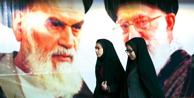 Geistliche Oberhäupter, überall präsent: Plakate mit den Konterfeis Ajatollah Khomeinis (links) und seines Nachfolgers Ajatollah Khamenei säumen die Straßen in den Städten Irans. (Foto: Morteza Nikoubazl/ZUMA Wire/Alamy Live News)